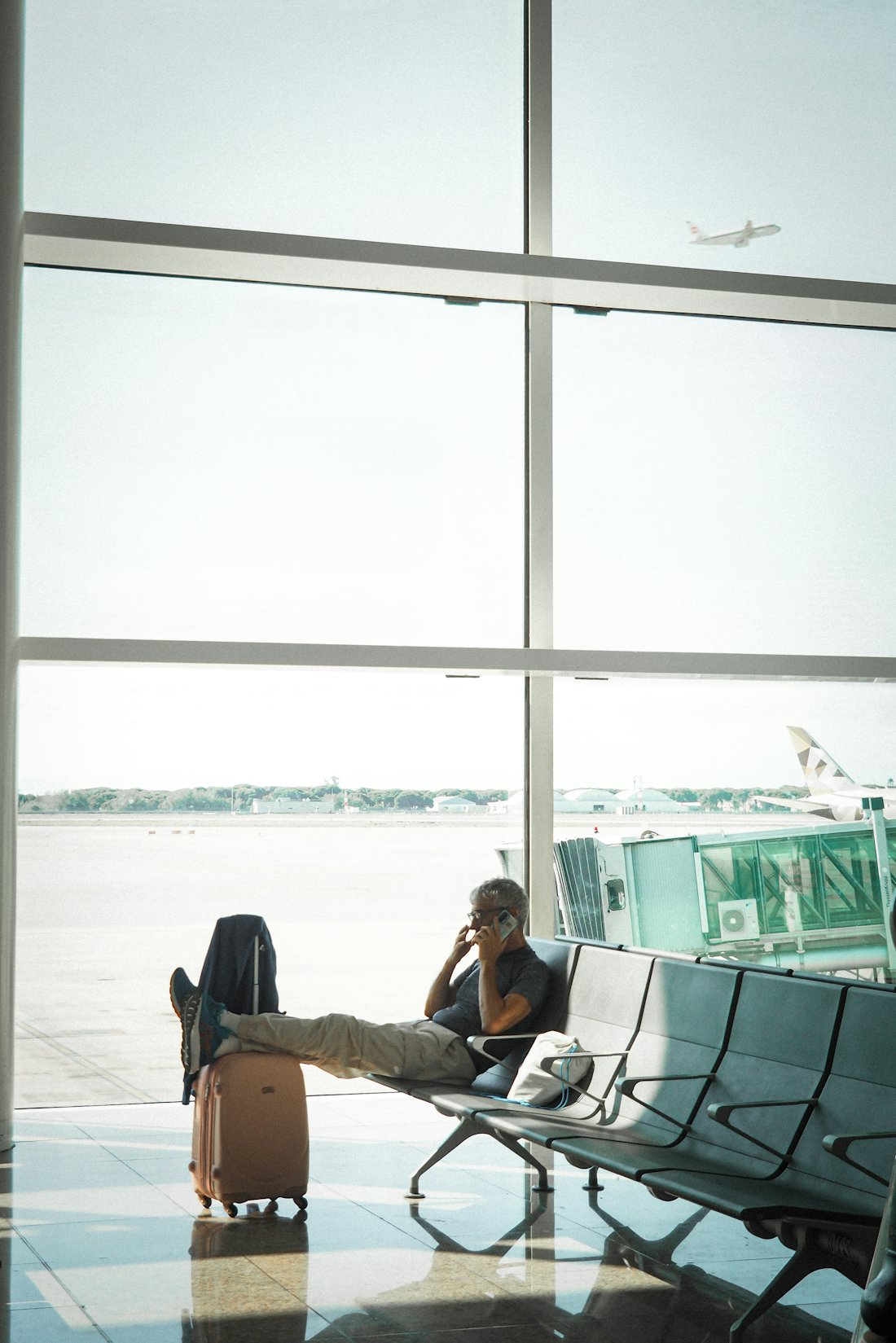 Viajante ao telefone na sala de espera do aeroporto